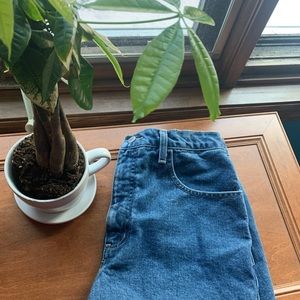 Guess Highwaisted “Mom Jean” Jean Shorts
